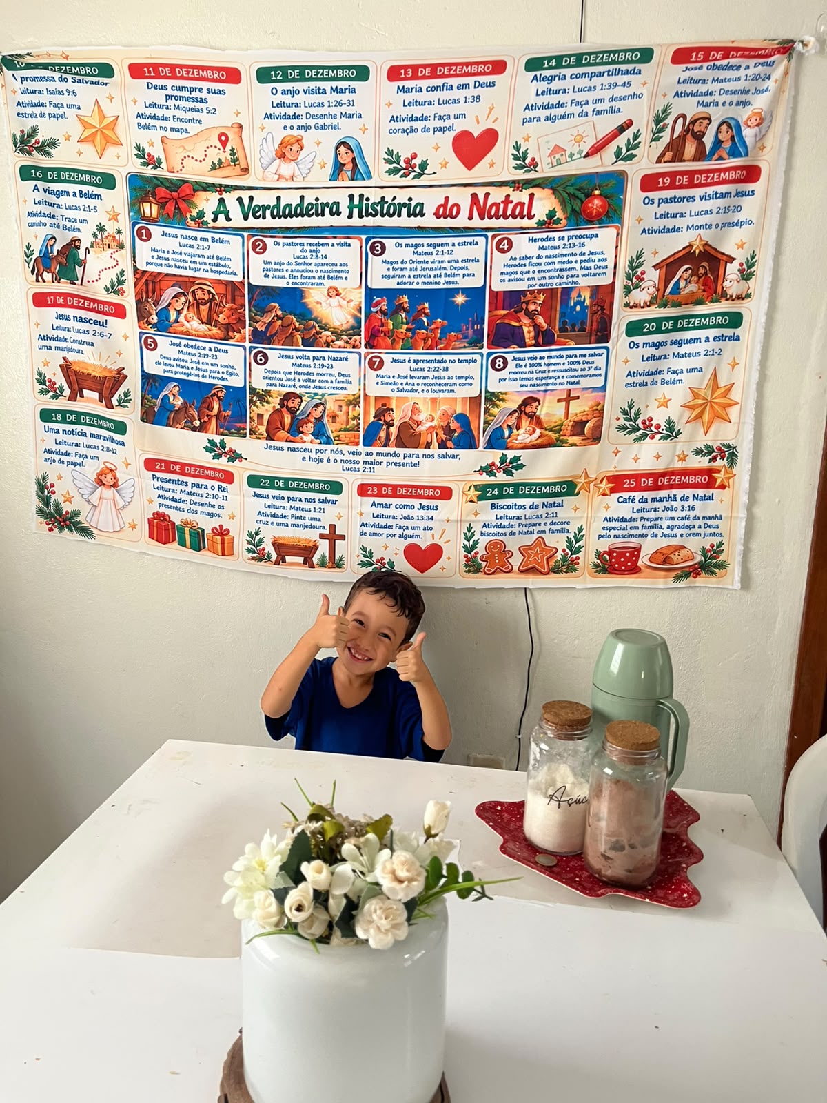 Painel do Advento na parede de casa, com uma criança sorrindo à frente